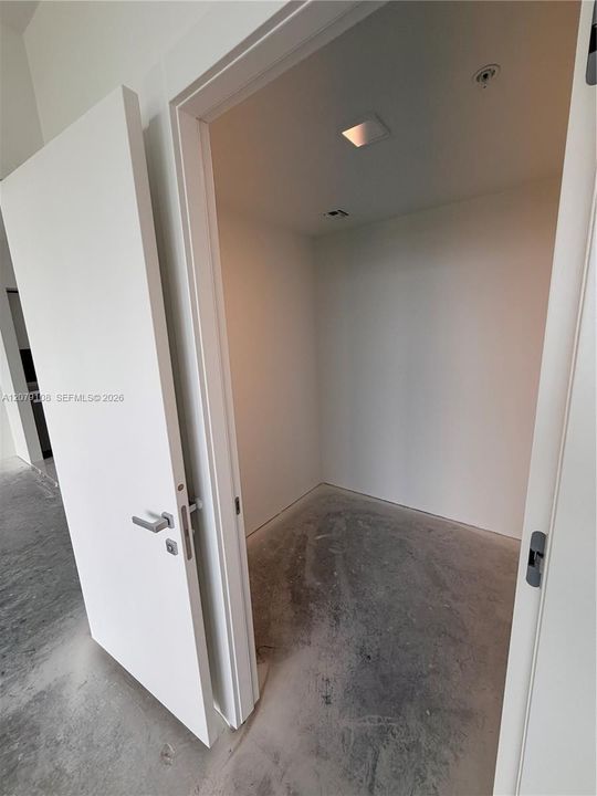 For Sale: $785,000 (1 beds, 1 baths, 894 Square Feet)