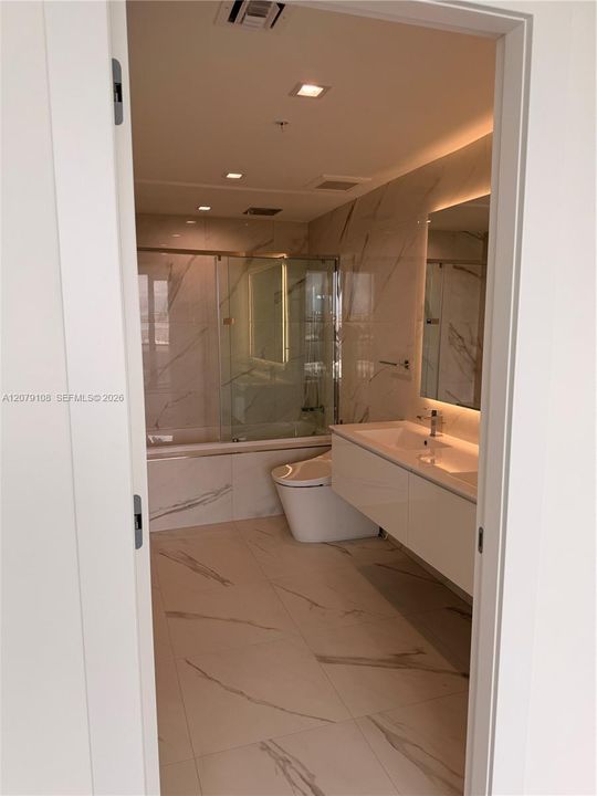 For Sale: $785,000 (1 beds, 1 baths, 894 Square Feet)