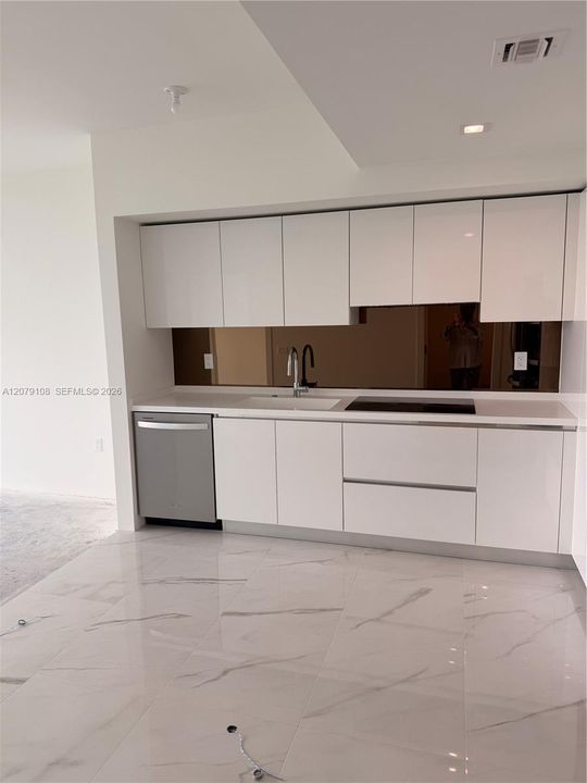 For Sale: $785,000 (1 beds, 1 baths, 894 Square Feet)