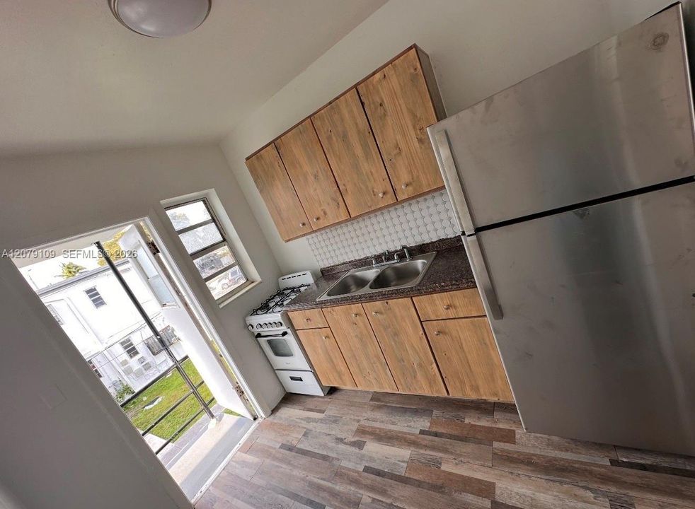 For Rent: $1,700 (2 beds, 1 baths, 700 Square Feet)