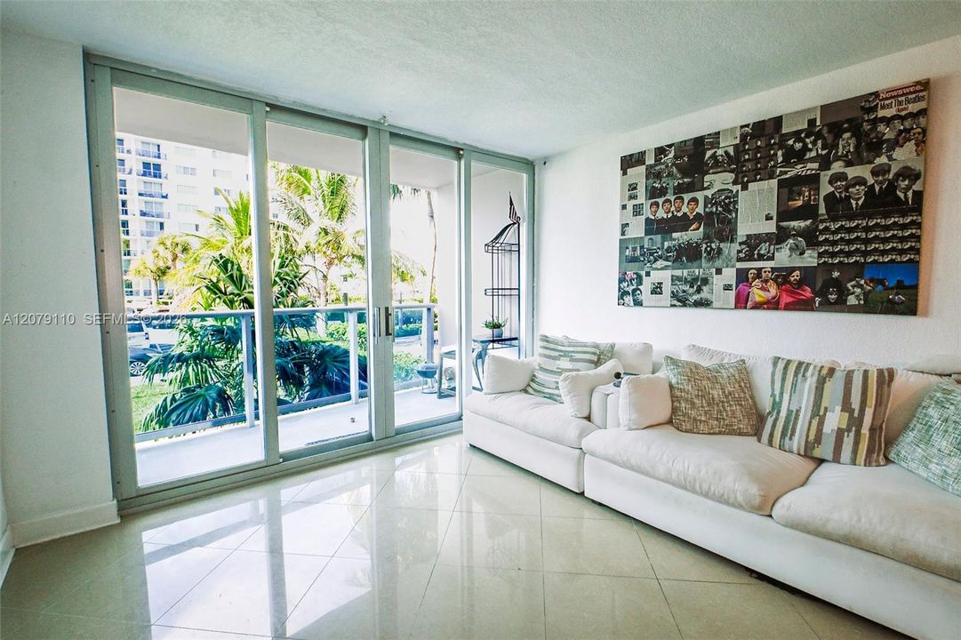 For Rent: $2,500 (1 beds, 1 baths, 825 Square Feet)
