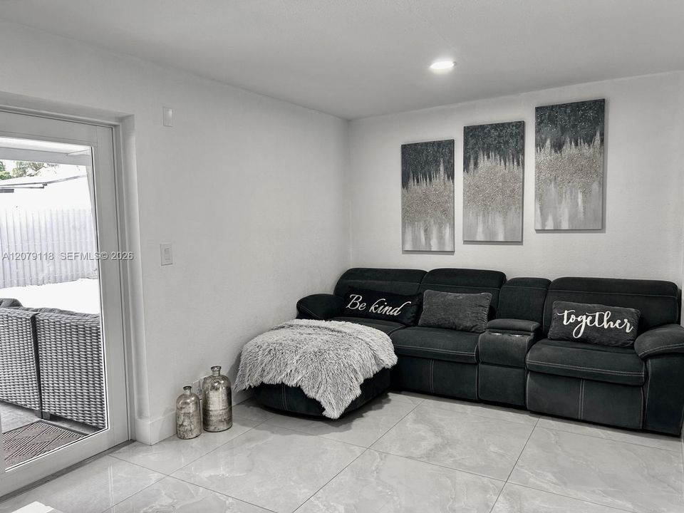 For Sale: $659,000 (3 beds, 2 baths, 1272 Square Feet)