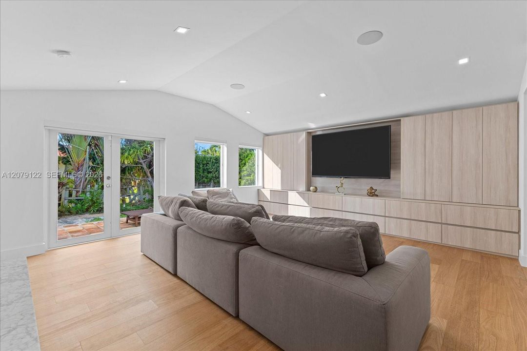 For Sale: $2,000,000 (3 beds, 2 baths, 1786 Square Feet)