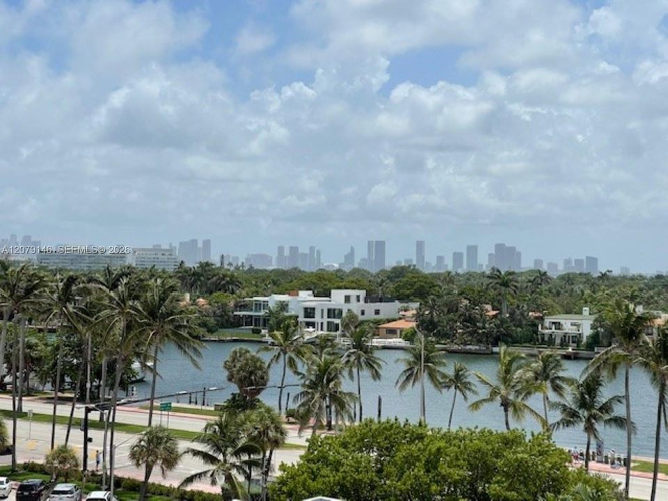 For Rent: $2,600 (1 beds, 2 baths, 810 Square Feet)