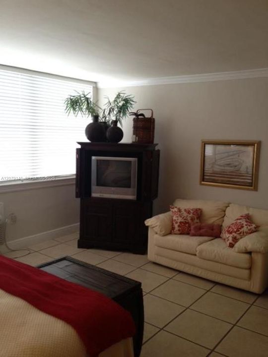For Rent: $2,600 (1 beds, 2 baths, 810 Square Feet)