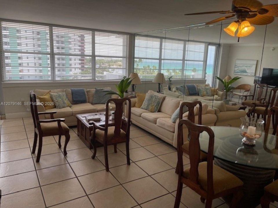 For Rent: $2,600 (1 beds, 2 baths, 810 Square Feet)