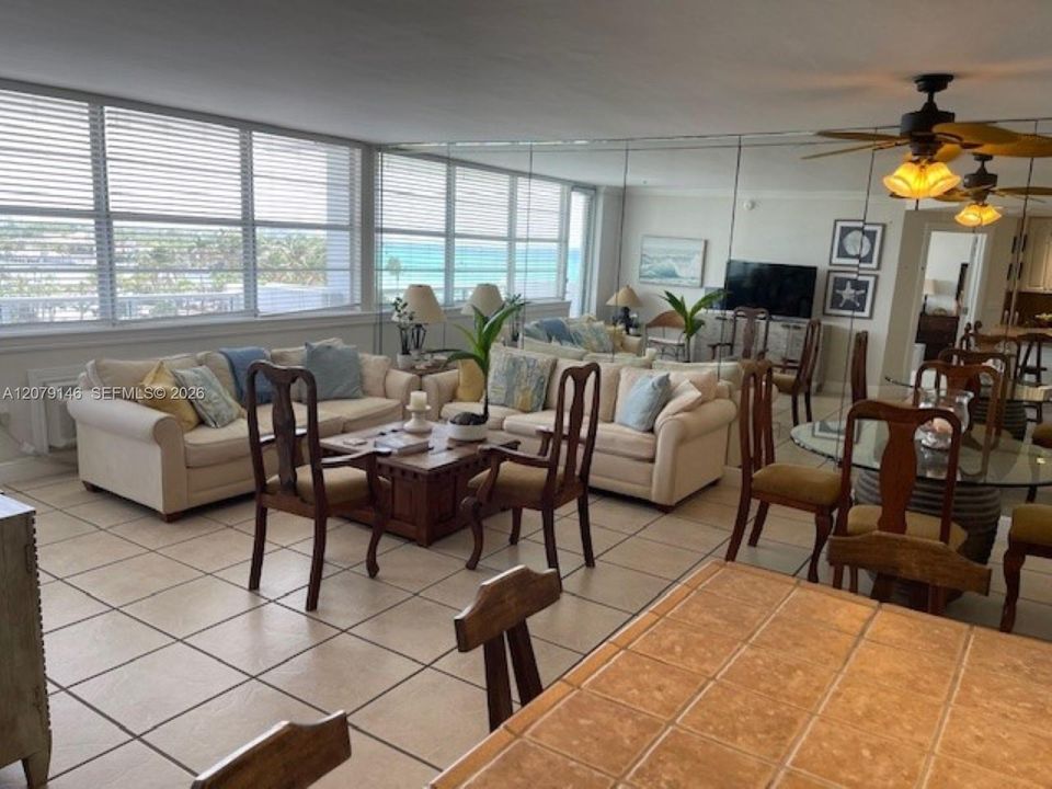 For Rent: $2,600 (1 beds, 2 baths, 810 Square Feet)