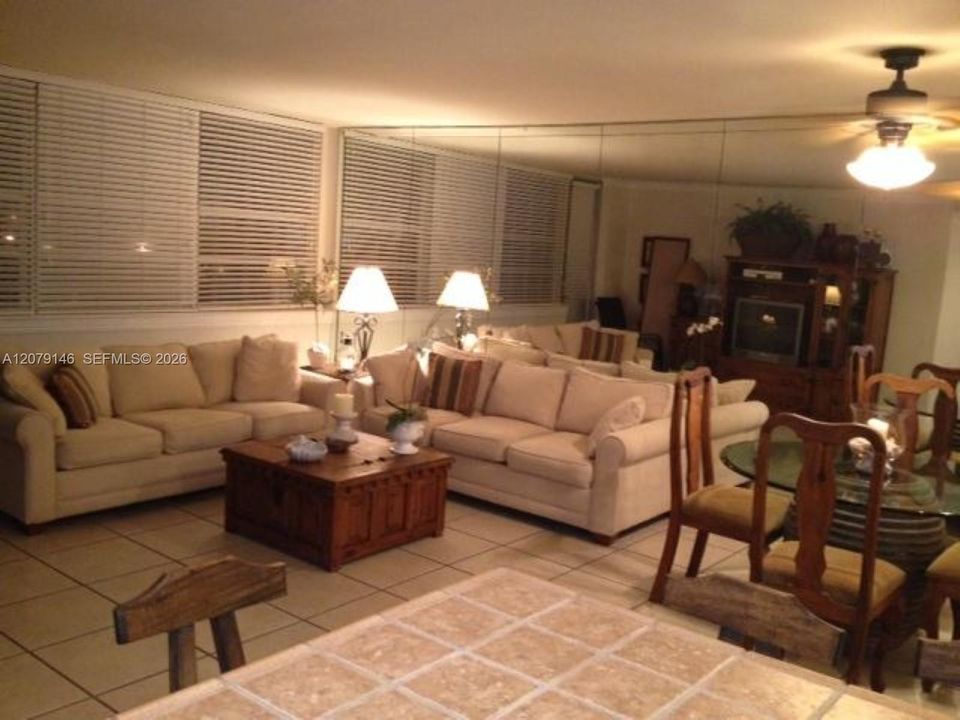 For Rent: $2,600 (1 beds, 2 baths, 810 Square Feet)