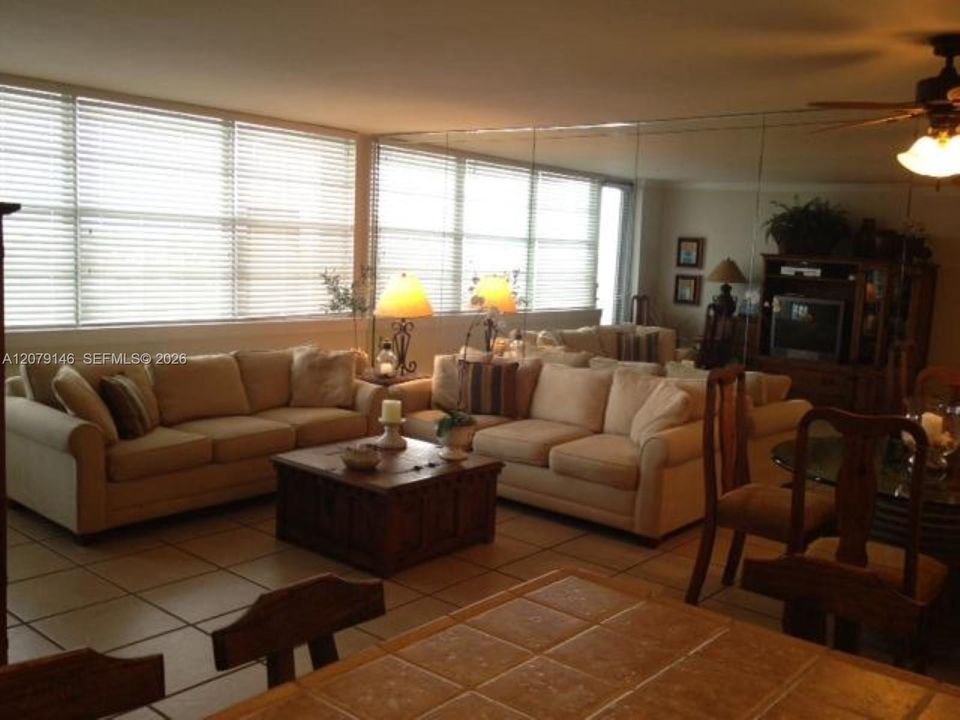 For Rent: $2,600 (1 beds, 2 baths, 810 Square Feet)