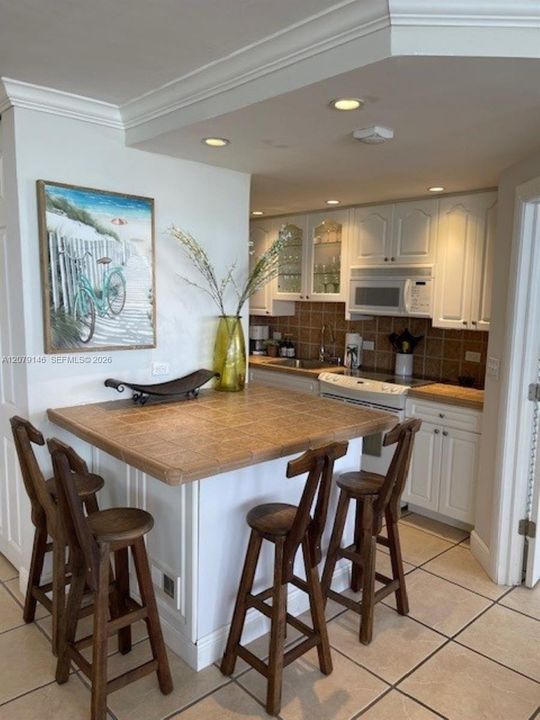 For Rent: $2,600 (1 beds, 2 baths, 810 Square Feet)