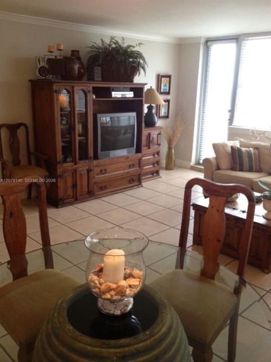 For Rent: $2,600 (1 beds, 2 baths, 810 Square Feet)