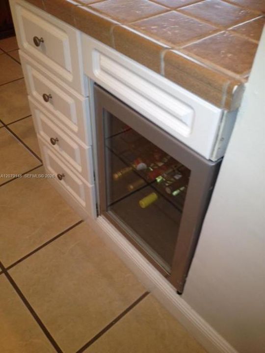 For Rent: $2,600 (1 beds, 2 baths, 810 Square Feet)