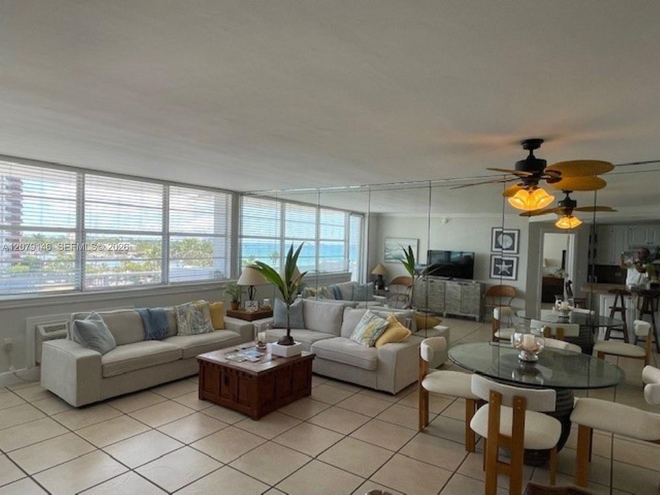 For Rent: $2,600 (1 beds, 2 baths, 810 Square Feet)