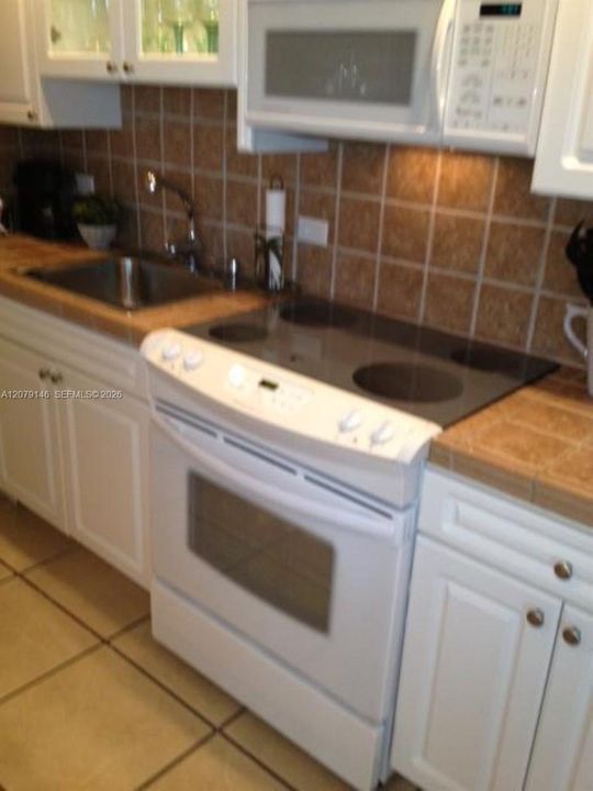 For Rent: $2,600 (1 beds, 2 baths, 810 Square Feet)
