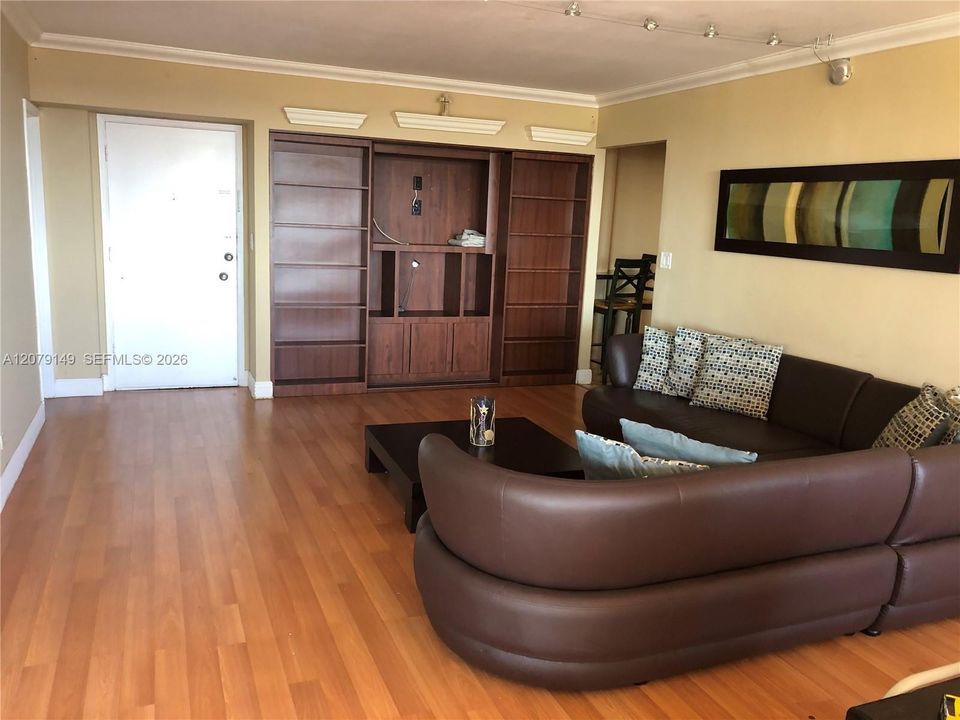 For Rent: $2,950 (1 beds, 2 baths, 1046 Square Feet)