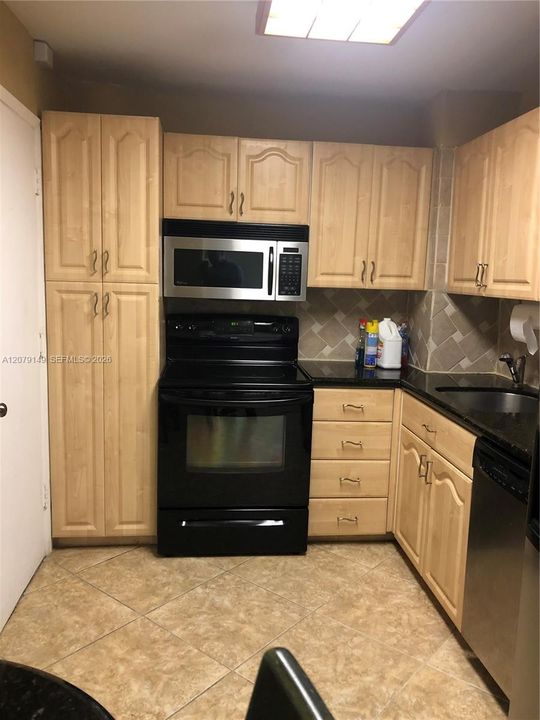 For Rent: $2,950 (1 beds, 2 baths, 1046 Square Feet)