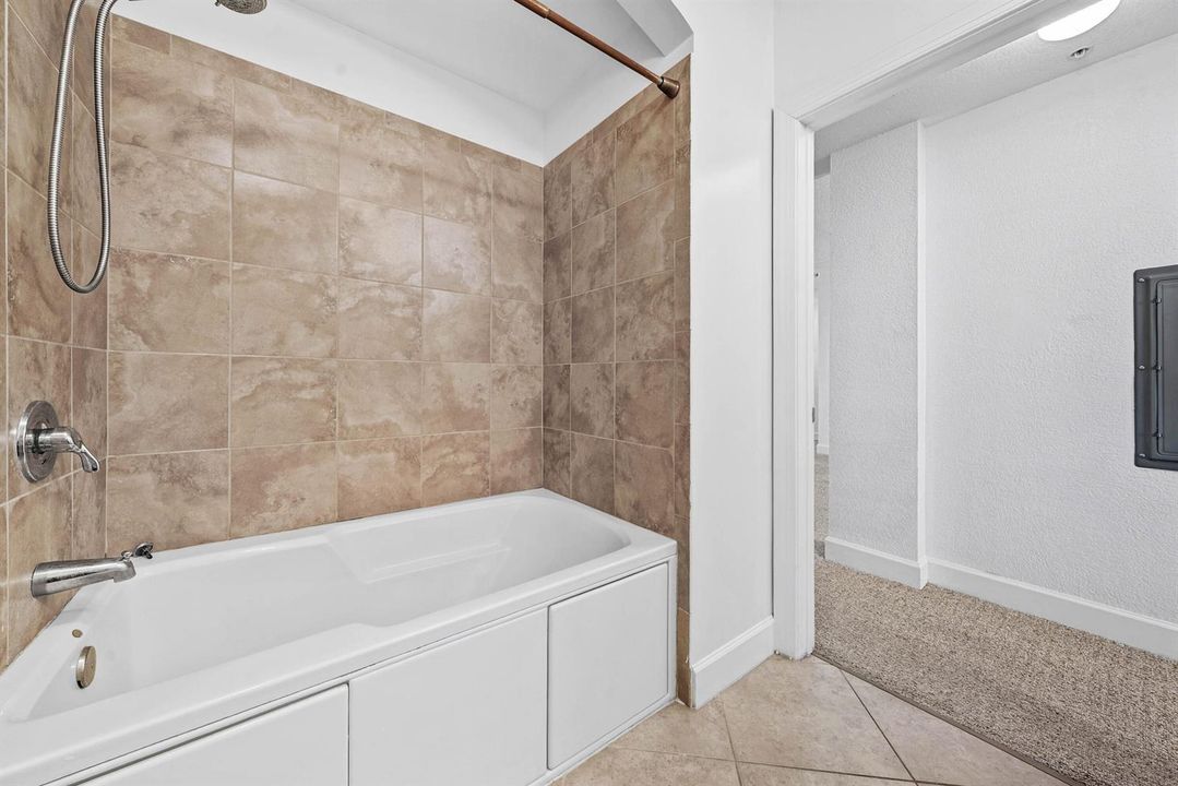 017-1660RenaissanceCommonsBoulevard-2421