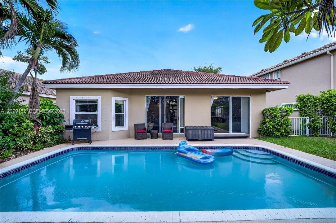 En Venta: $685,000 (3 camas, 2 baños, 1750 Pies cuadrados)