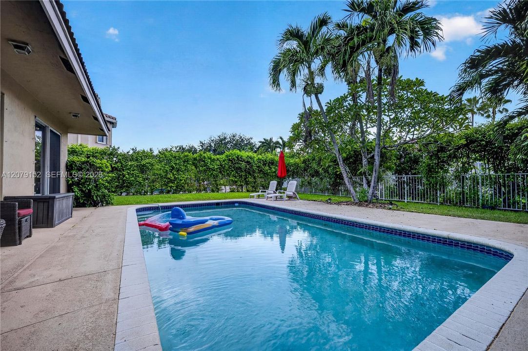 En Venta: $685,000 (3 camas, 2 baños, 1750 Pies cuadrados)
