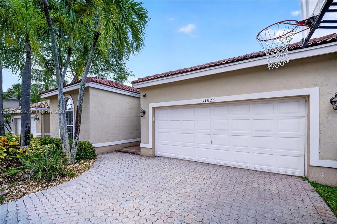En Venta: $685,000 (3 camas, 2 baños, 1750 Pies cuadrados)