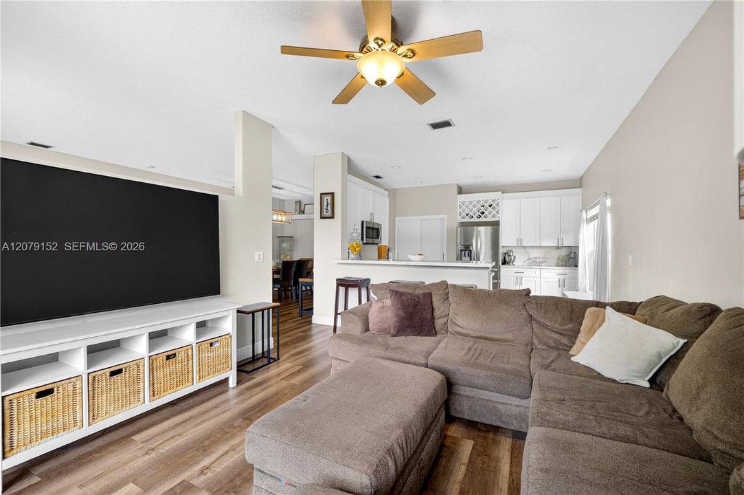 En Venta: $685,000 (3 camas, 2 baños, 1750 Pies cuadrados)
