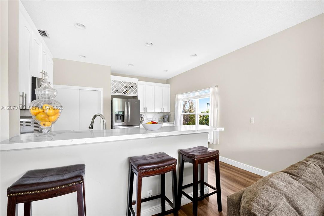 En Venta: $685,000 (3 camas, 2 baños, 1750 Pies cuadrados)