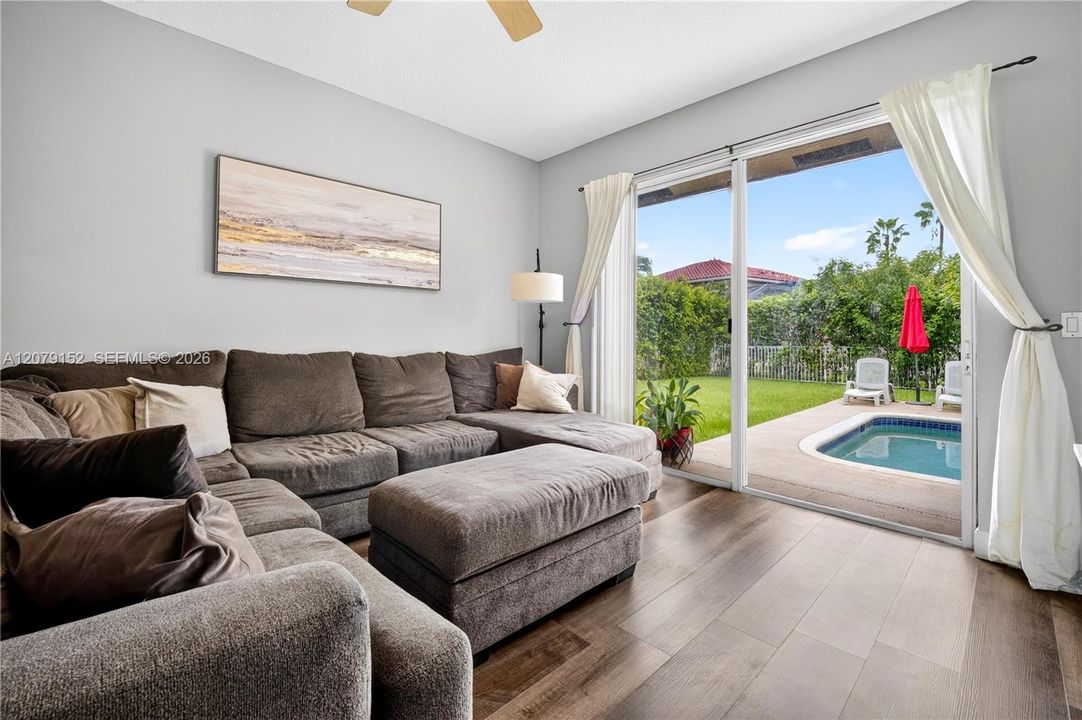 En Venta: $685,000 (3 camas, 2 baños, 1750 Pies cuadrados)
