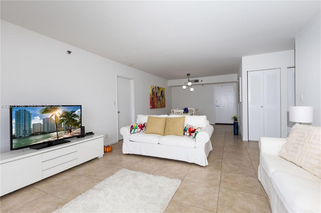 En Venta: $350,000 (2 camas, 2 baños, 1062 Pies cuadrados)