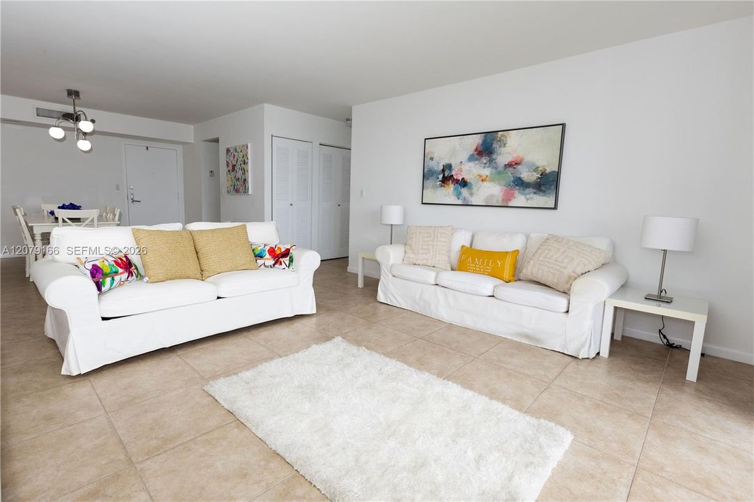 En Venta: $350,000 (2 camas, 2 baños, 1062 Pies cuadrados)