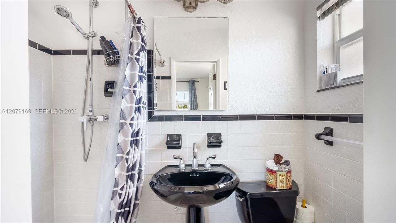 For Sale: $1,470,000 (3 beds, 2 baths, 1324 Square Feet)