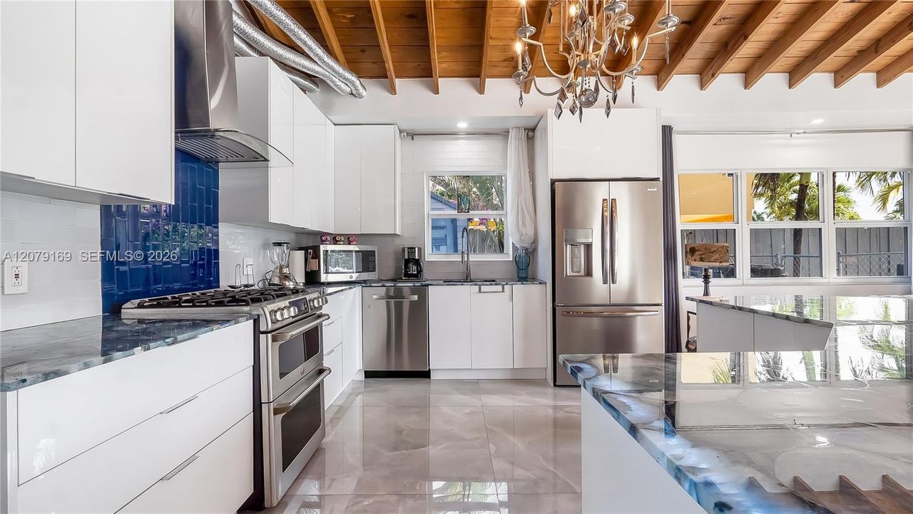 For Sale: $1,470,000 (3 beds, 2 baths, 1324 Square Feet)