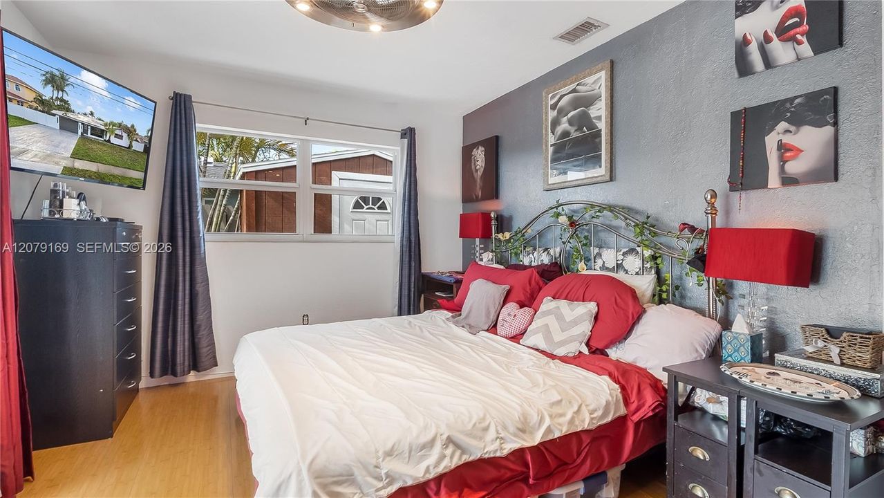 For Sale: $1,470,000 (3 beds, 2 baths, 1324 Square Feet)