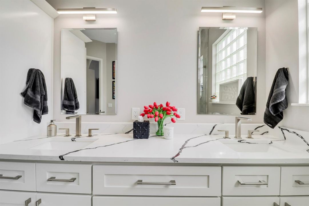 Vanity w/ Dual Sinks