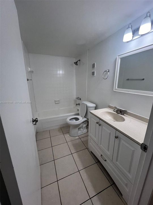Secone bathroom, tub