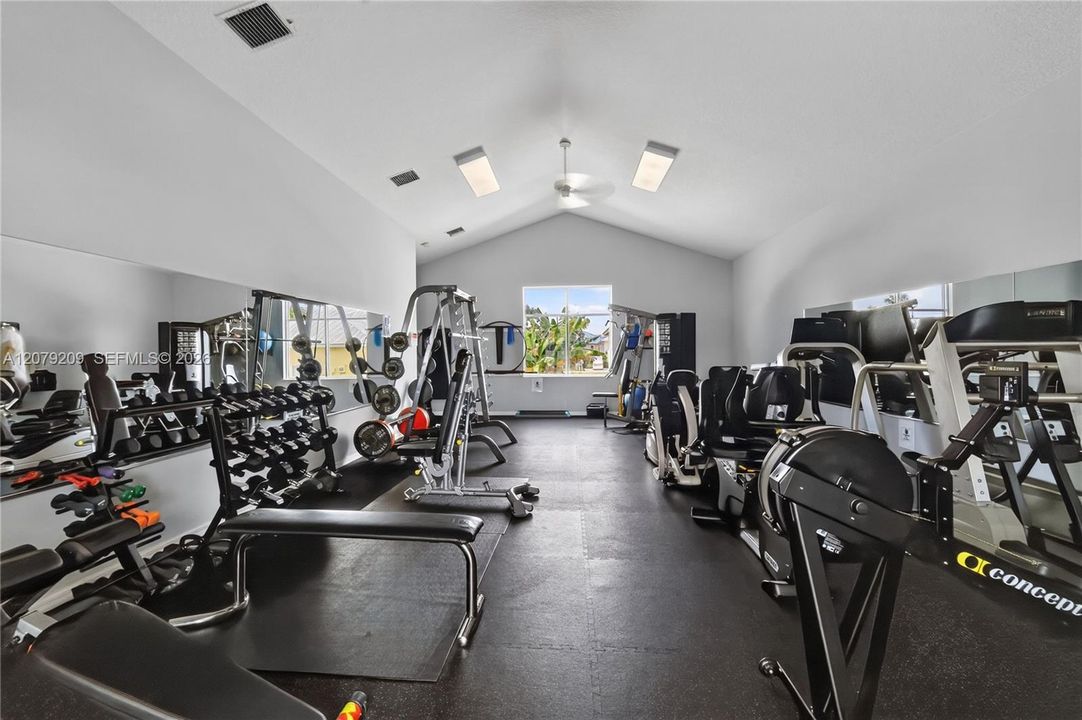 For Sale: $285,000 (2 beds, 2 baths, 767 Square Feet)