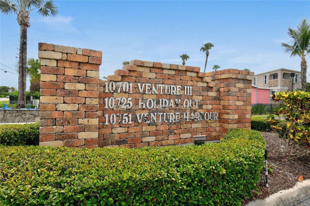 For Sale: $285,000 (2 beds, 2 baths, 767 Square Feet)
