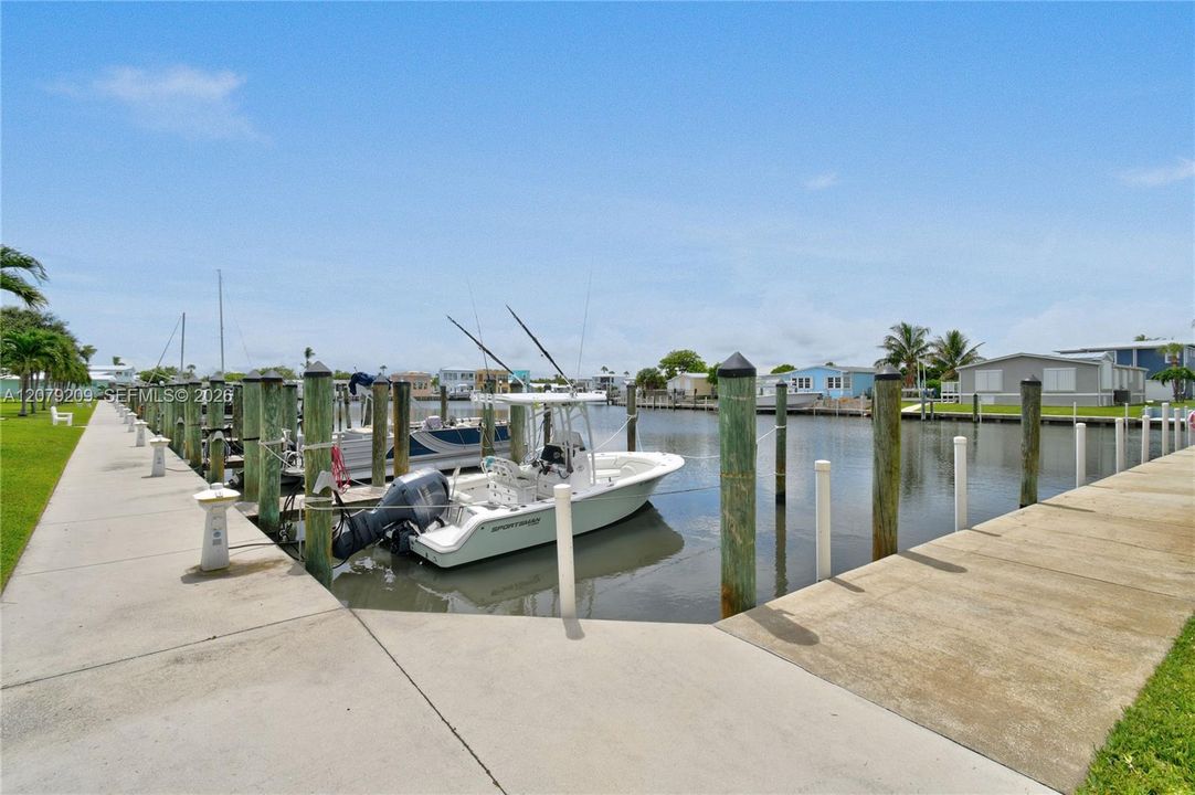 For Sale: $285,000 (2 beds, 2 baths, 767 Square Feet)