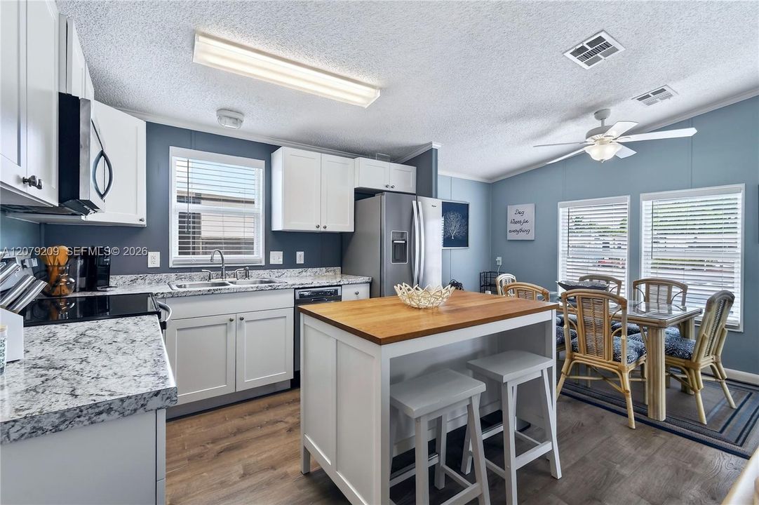 For Sale: $285,000 (2 beds, 2 baths, 767 Square Feet)