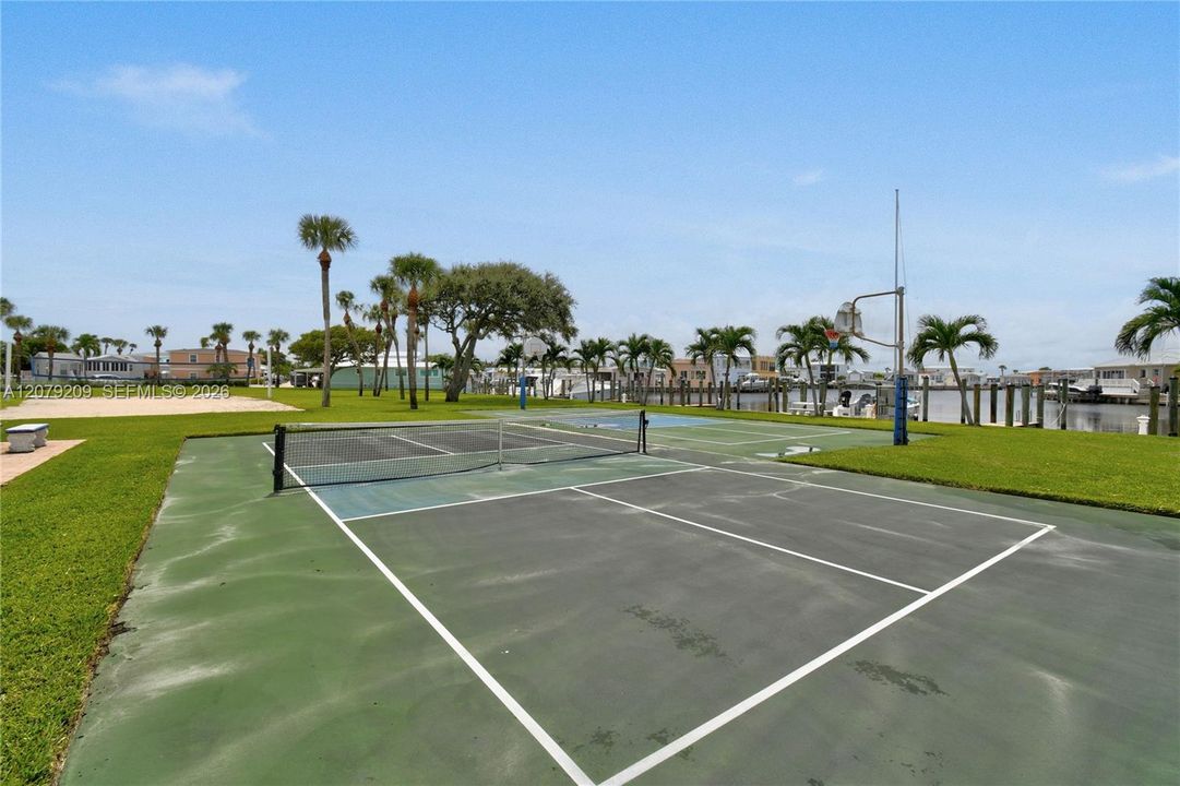 For Sale: $285,000 (2 beds, 2 baths, 767 Square Feet)