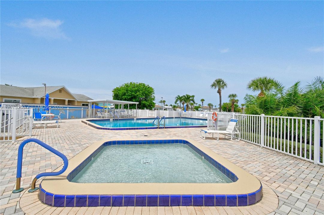 For Sale: $285,000 (2 beds, 2 baths, 767 Square Feet)