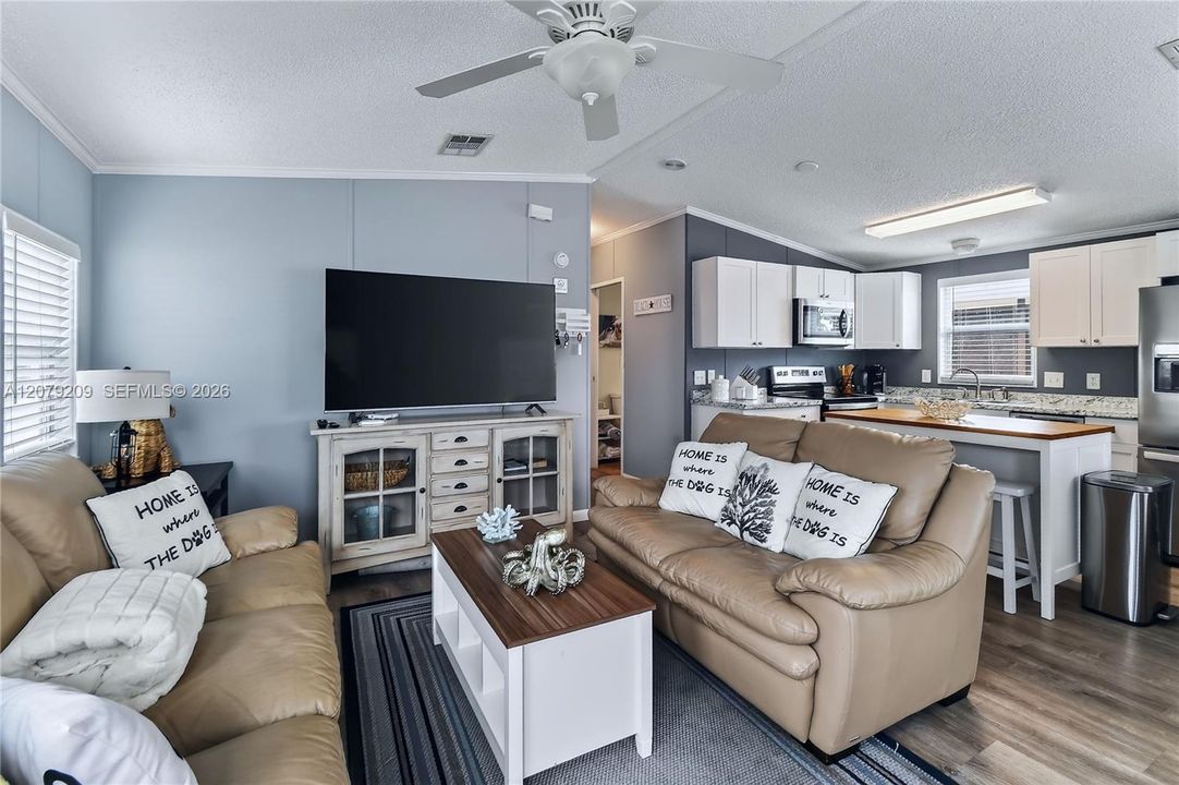 For Sale: $285,000 (2 beds, 2 baths, 767 Square Feet)