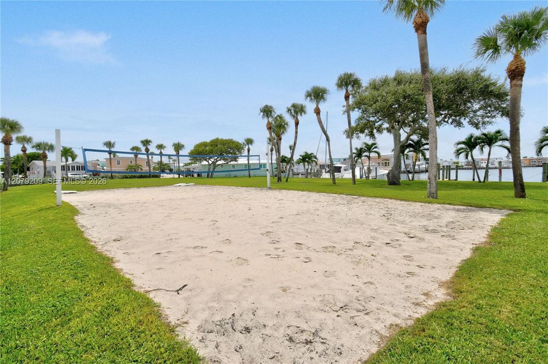 For Sale: $285,000 (2 beds, 2 baths, 767 Square Feet)