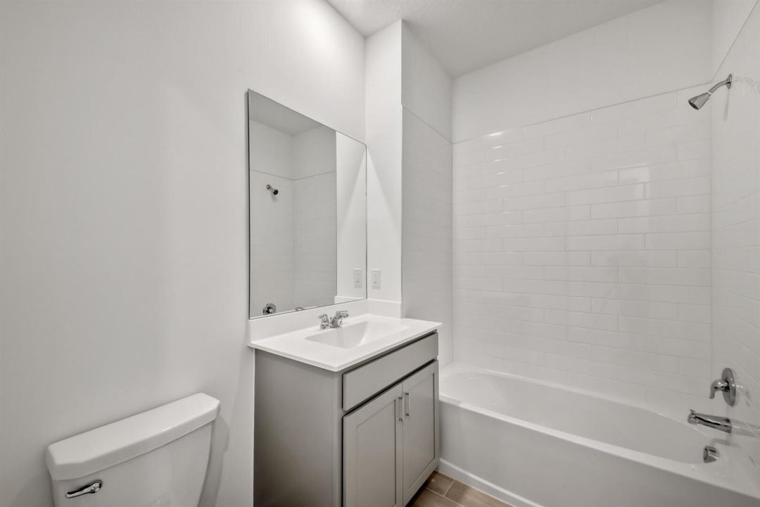 Large 2nd Bathroom