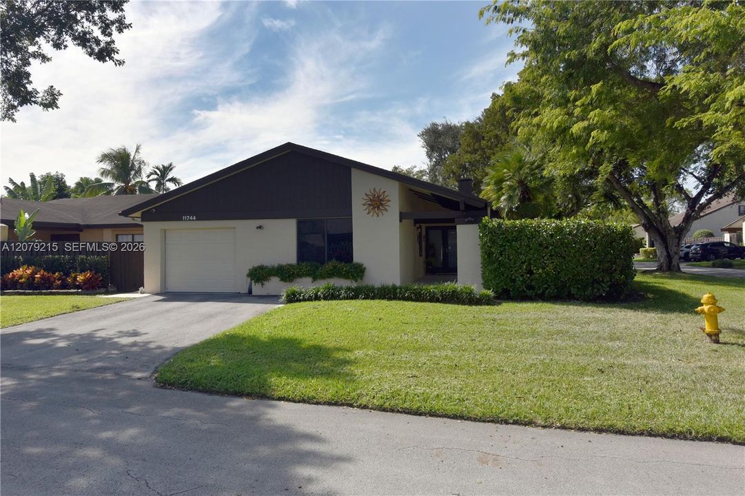 For Sale: $699,900 (3 beds, 2 baths, 1873 Square Feet)