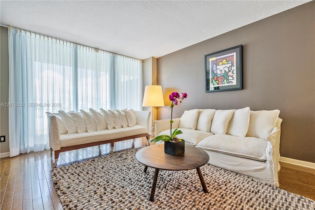 For Rent: $6,000 (2 beds, 2 baths, 940 Square Feet)