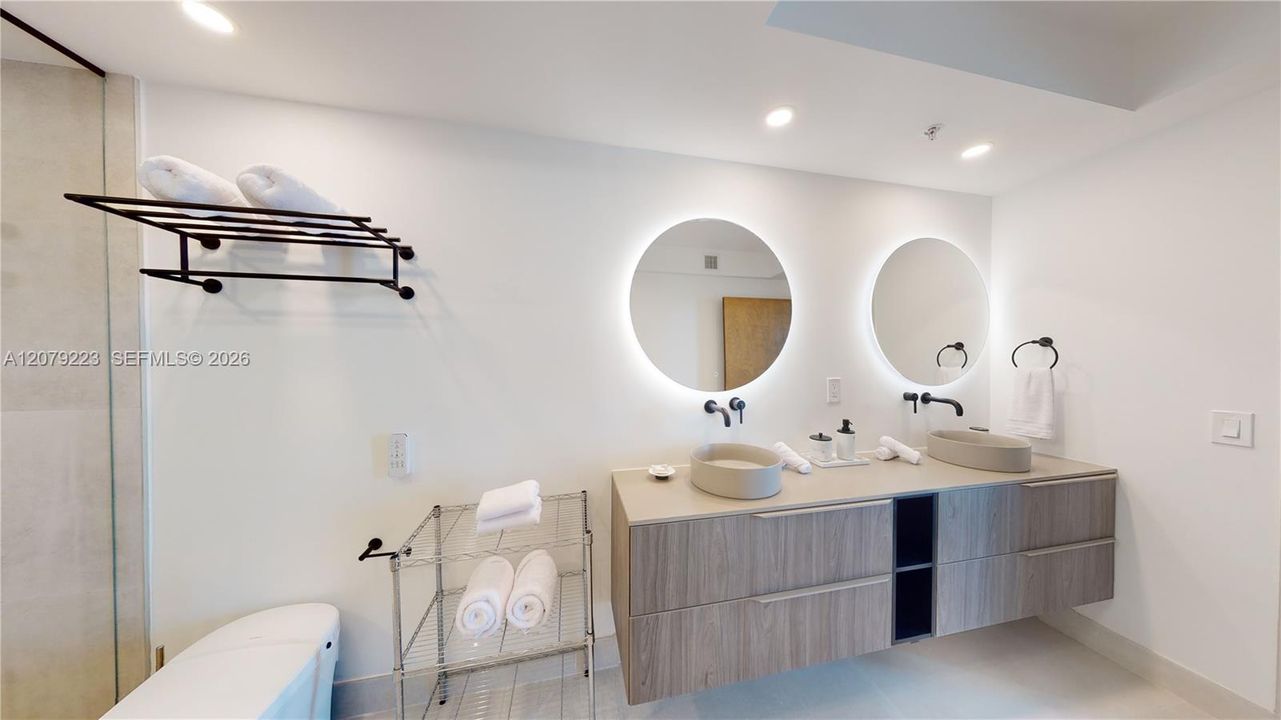 For Rent: $6,000 (2 beds, 2 baths, 940 Square Feet)