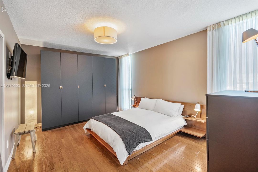 For Rent: $6,000 (2 beds, 2 baths, 940 Square Feet)