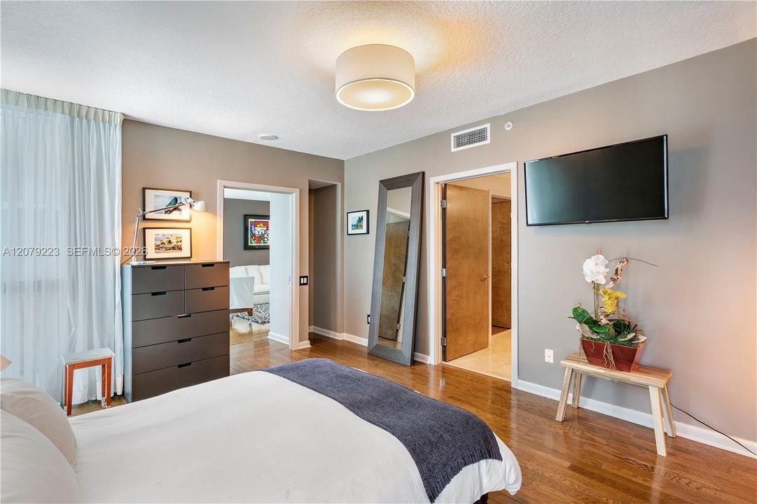 For Rent: $6,000 (2 beds, 2 baths, 940 Square Feet)