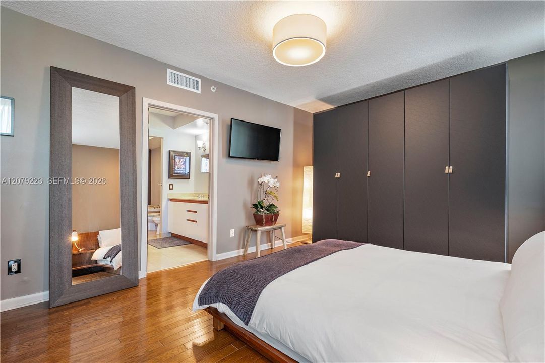 For Rent: $6,000 (2 beds, 2 baths, 940 Square Feet)