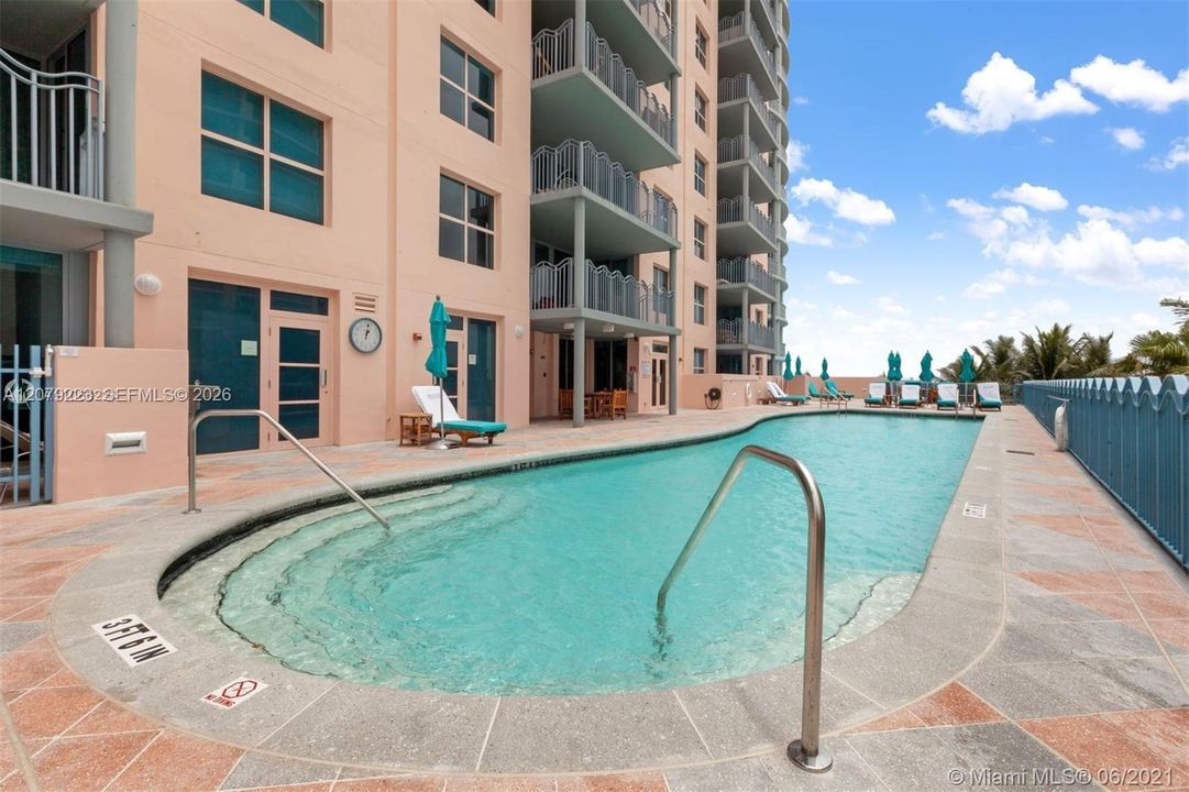 For Rent: $6,000 (2 beds, 2 baths, 940 Square Feet)